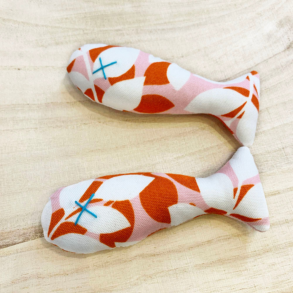 なぜかよく遊ぶちび魚・シルエットリーフ柄