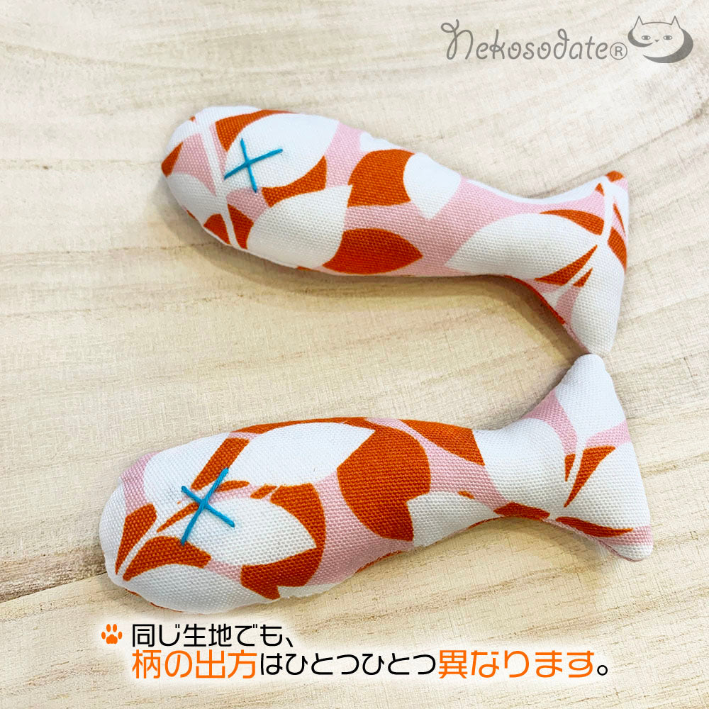 なぜかよく遊ぶちび魚・シルエットリーフ柄