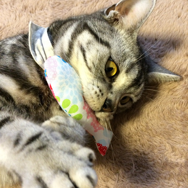 なぜかよく遊ぶちび魚・小唐草柄 - ネコソダテ®日本で唯一のまじめな首輪®専門店