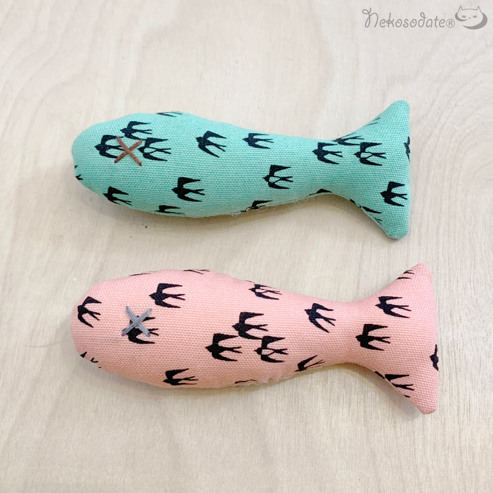 なぜかよく遊ぶちび魚・つばめ柄 - ネコソダテ®日本で唯一のまじめな首輪®専門店