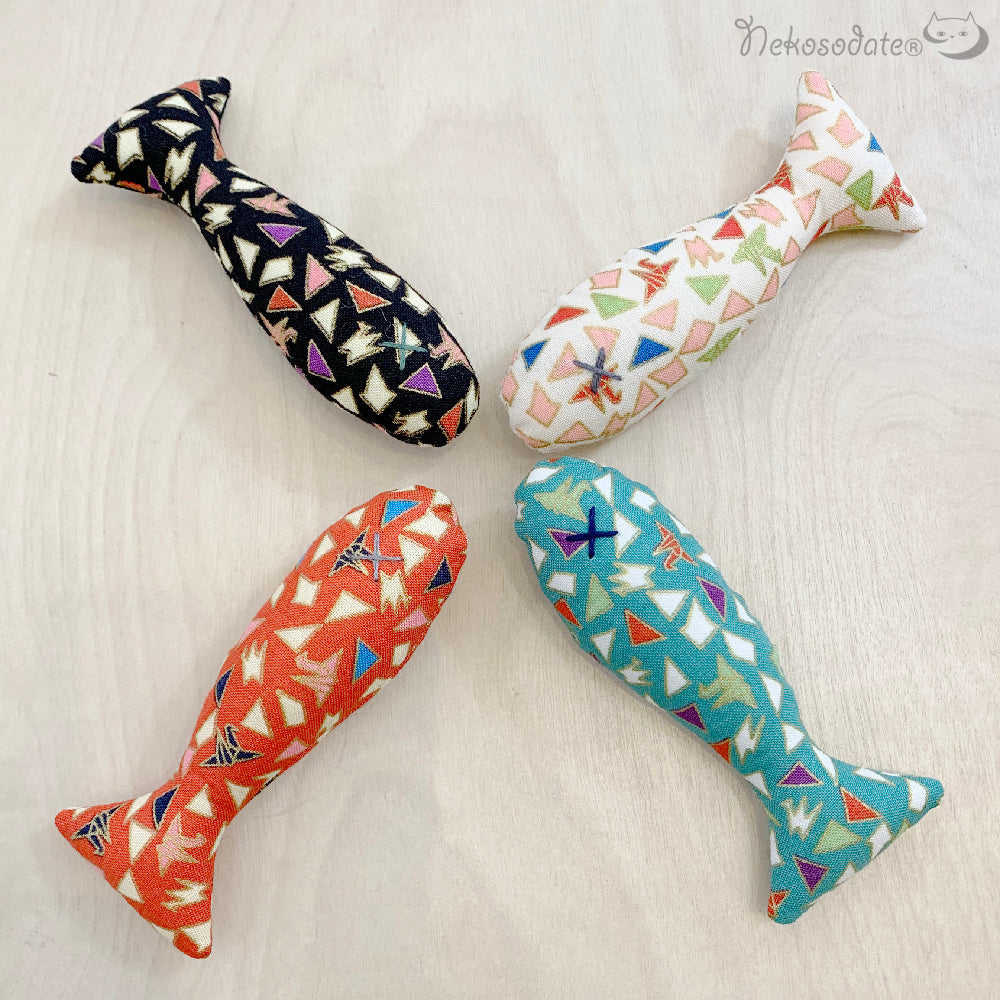 なぜかよく遊ぶちび魚・折り鶴柄 - ネコソダテ®日本で唯一のまじめな首輪®専門店