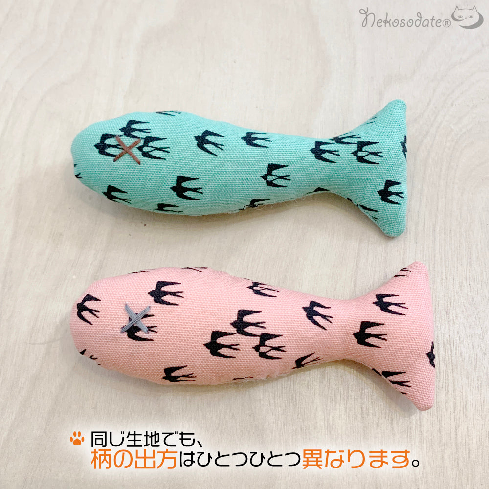 なぜかよく遊ぶちび魚・つばめ柄 - ネコソダテ®日本で唯一のまじめな首輪®専門店