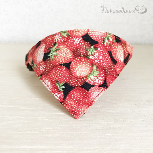 【ジューシーいちご柄】まじめな首輪・目立つバンダナ風/選べるアジャスター 子猫から成猫 - ネコソダテ®日本で唯一のまじめな首輪®専門店