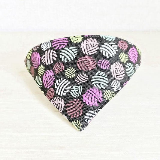 【毛糸玉柄】まじめな首輪・目立つバンダナ風/選べるアジャスター 猫首輪 - ネコソダテ®日本で唯一のまじめな首輪®専門店