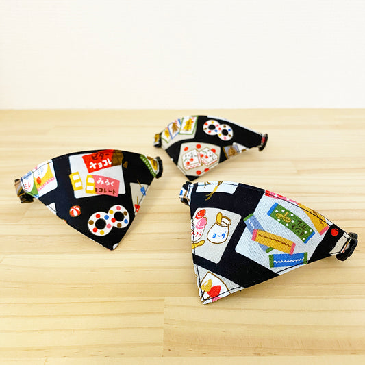 【駄菓子屋さん柄ブラック】まじめな首輪・目立つバンダナ風/選べる安全バックル