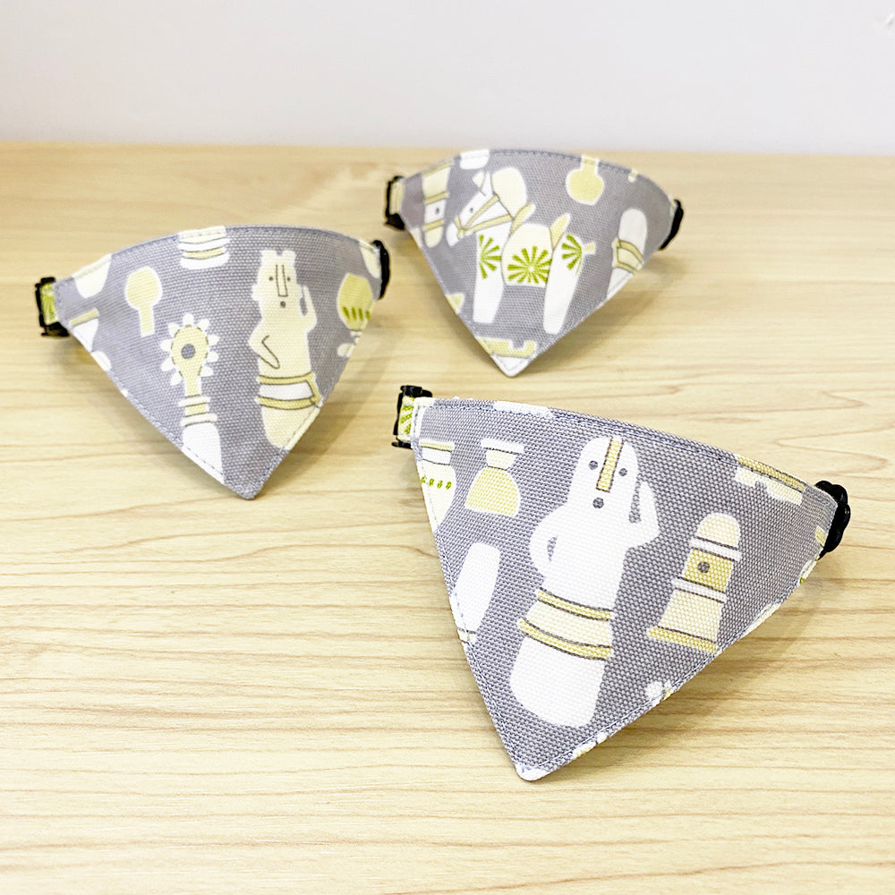 【はにわ柄グレー】まじめな首輪・目立つバンダナ風/選べる安全バックル