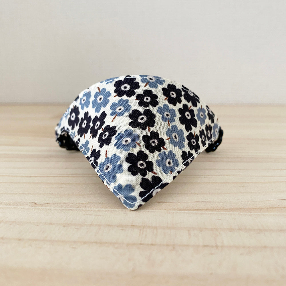 【ノルディックフラワー柄グレー】まじめな首輪・目立つバンダナ風／選べるバックル