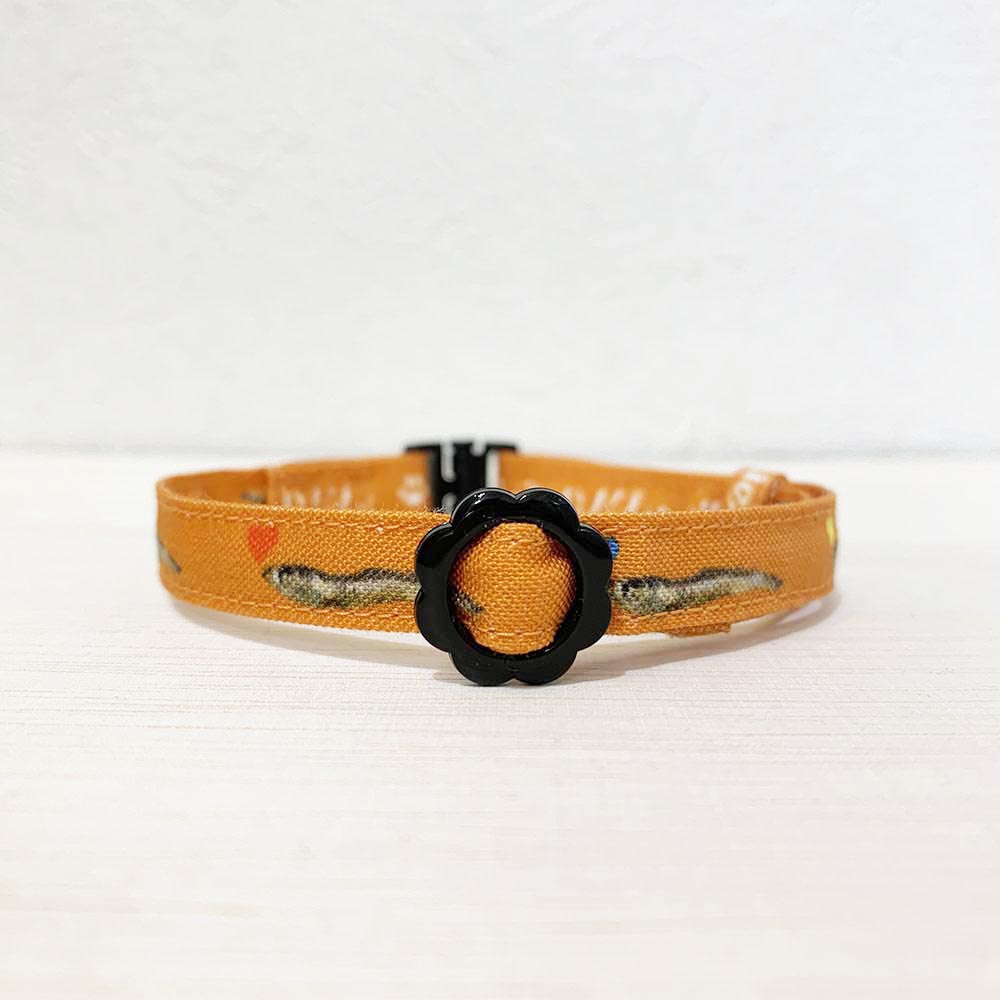【にぼし柄オレンジ】まじめな首輪-なじむストレート／ 選べるセーフティバックル 猫用首輪 安全首輪