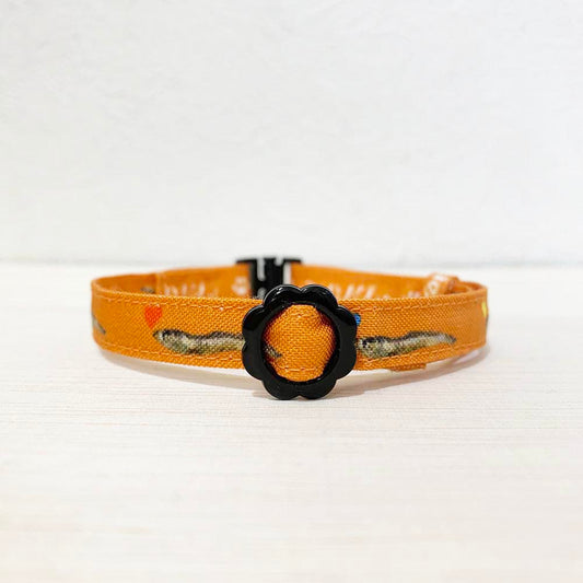 【にぼし柄オレンジ】まじめな首輪-なじむストレート／ 選べるセーフティバックル 猫用首輪 安全首輪