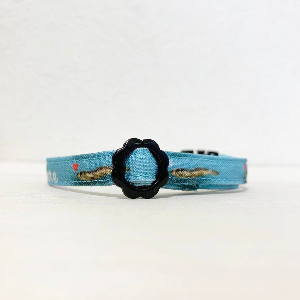 【にぼし柄ライトブルー】まじめな首輪-なじむストレート／ 選べるセーフティバックル 猫用首輪 安全首輪