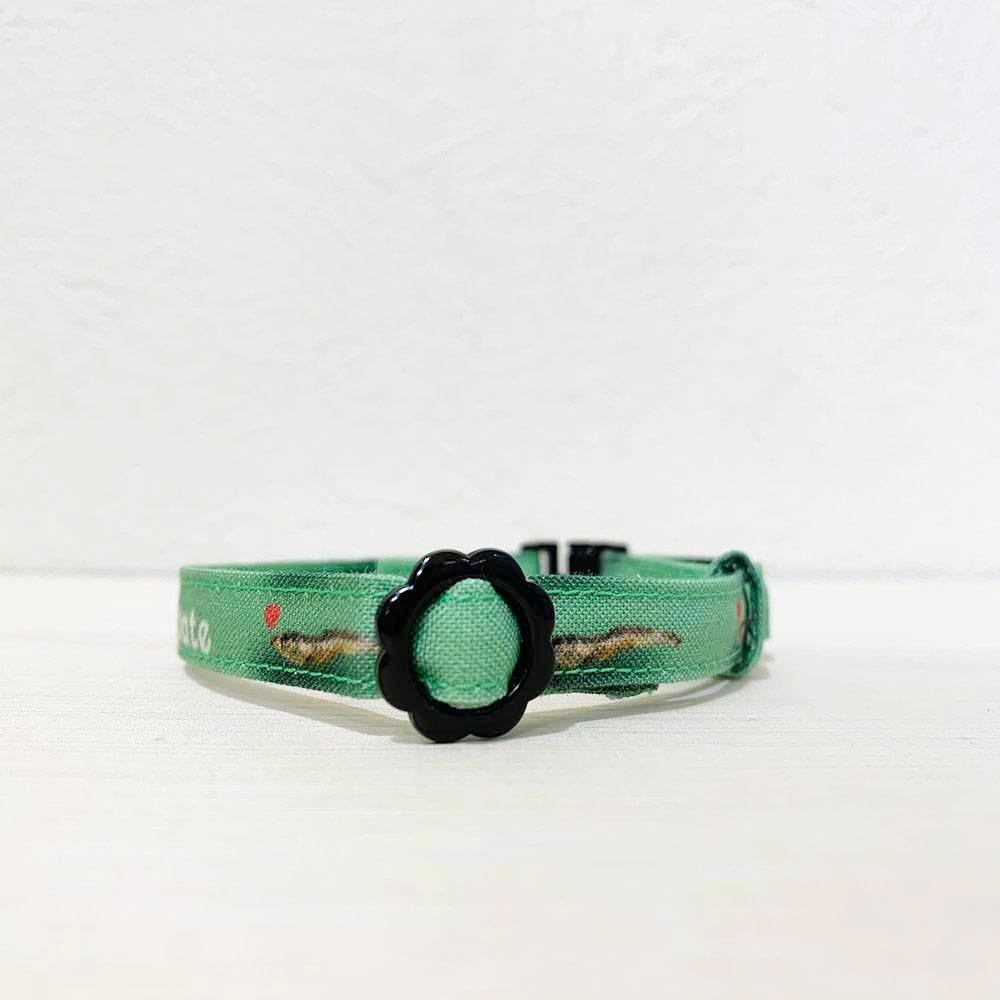 【にぼし柄グリーン】まじめな首輪-なじむストレート／ 選べるセーフティバックル 猫用首輪 安全首輪
