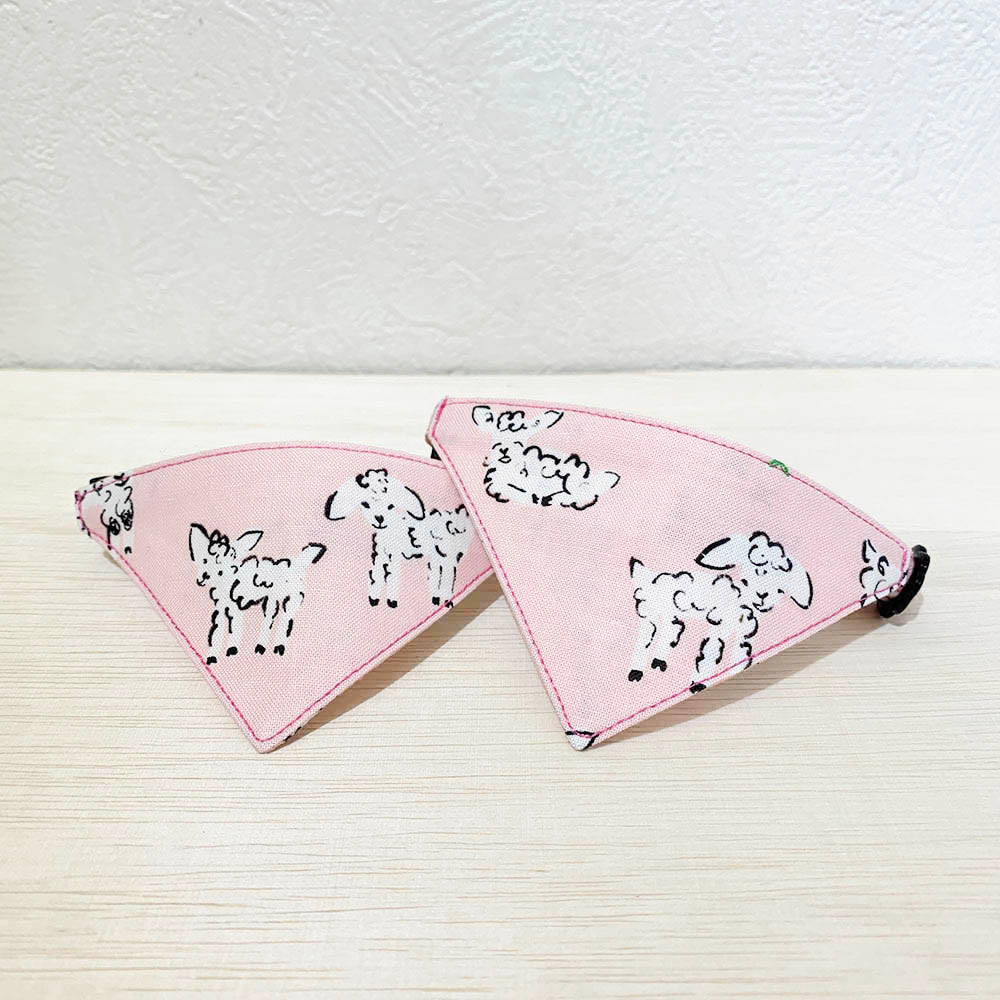 【ほのぼのヒツジ柄】まじめな首輪・目立つバンダナ風／選べるバックル