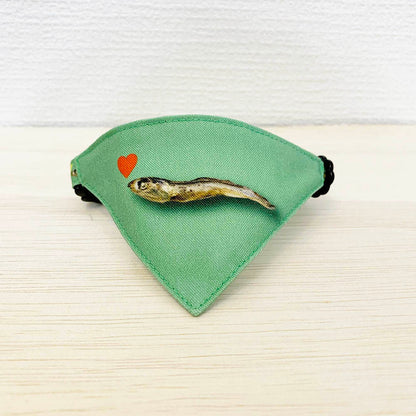 ※1ヶ月半納期【にぼし柄グリーン】まじめな首輪・目立つバンダナ風・セルフニャン／選べるセーフティバックル 猫首輪