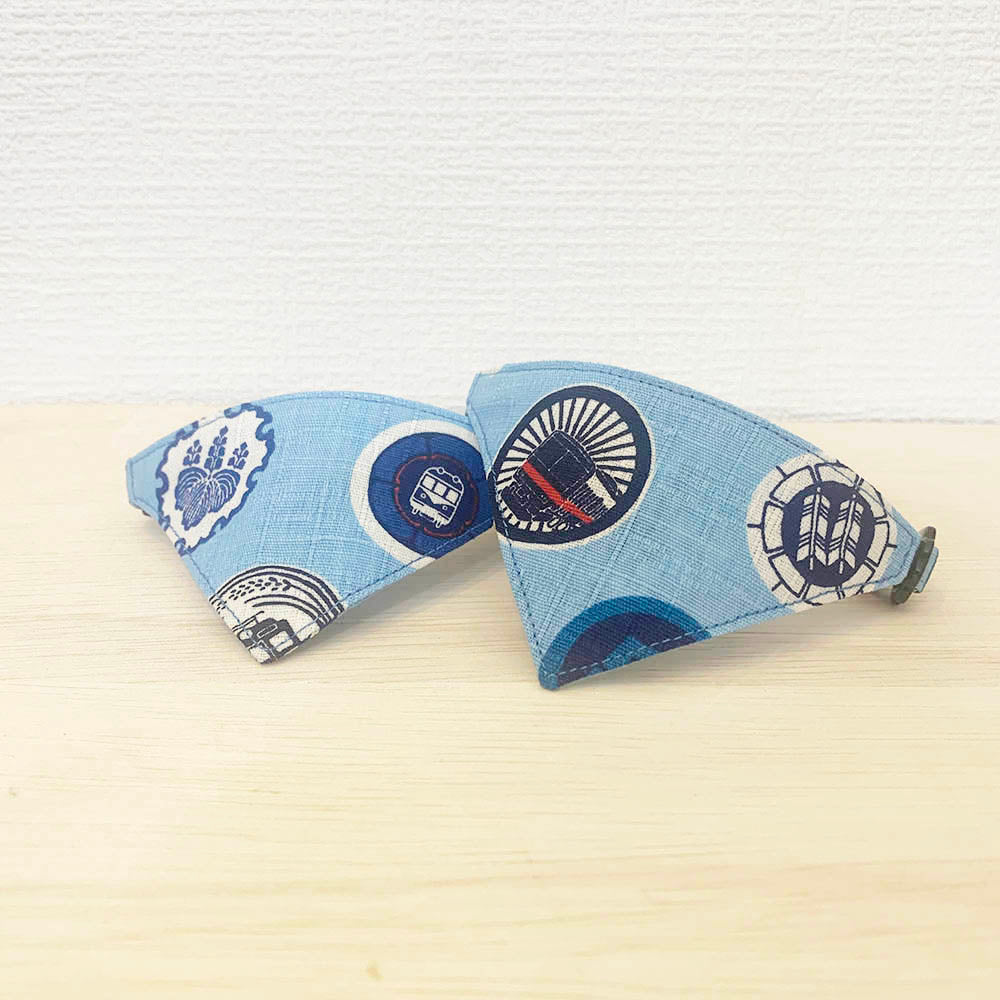 【電車家紋柄ブルー】まじめな首輪・目立つバンダナ風／選べるバックル 猫首輪