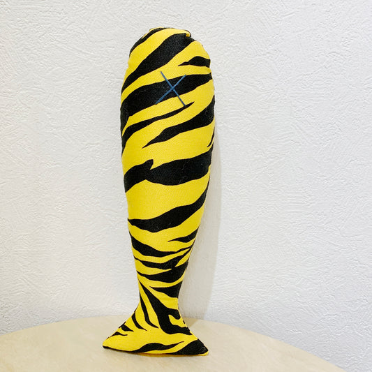 Fish-shaped kicker tiger pattern yellow / with plastic bell