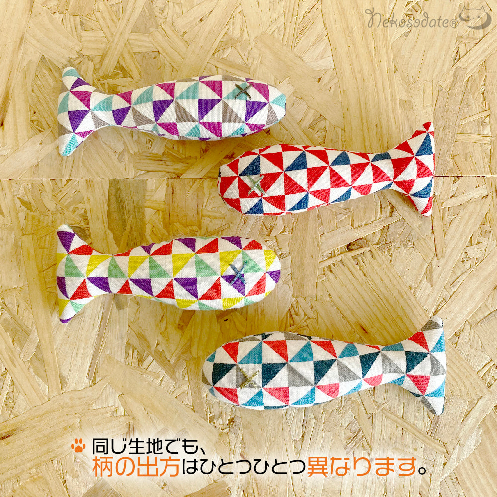 なぜかよく遊ぶちび魚・幾何学サンカク柄 - ネコソダテ®日本で唯一のまじめな首輪®専門店