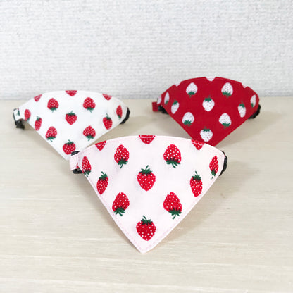 [Strawberry pattern white] Serious collar, conspicuous bandana style / selectable adjuster cat collar