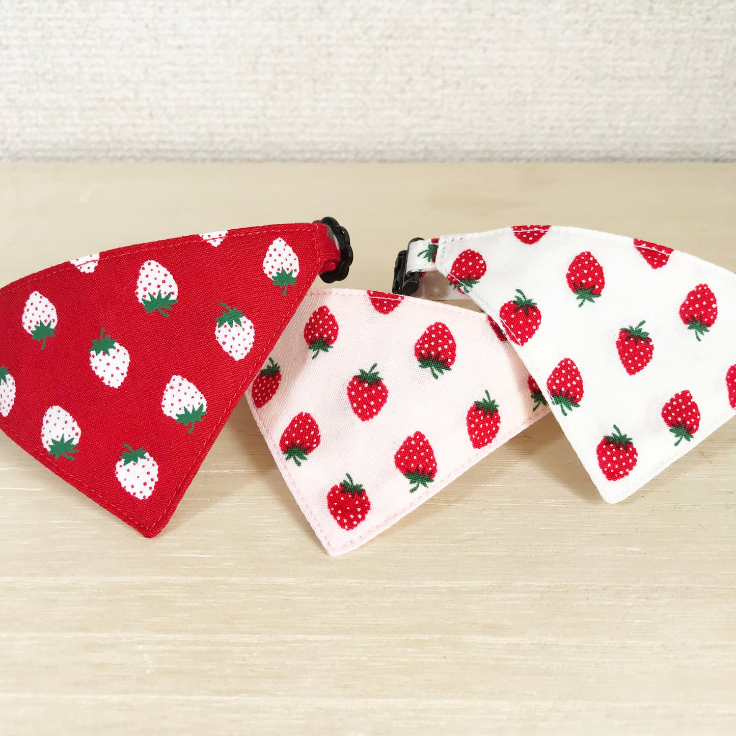 [Strawberry pattern white] Serious collar, conspicuous bandana style / selectable adjuster cat collar