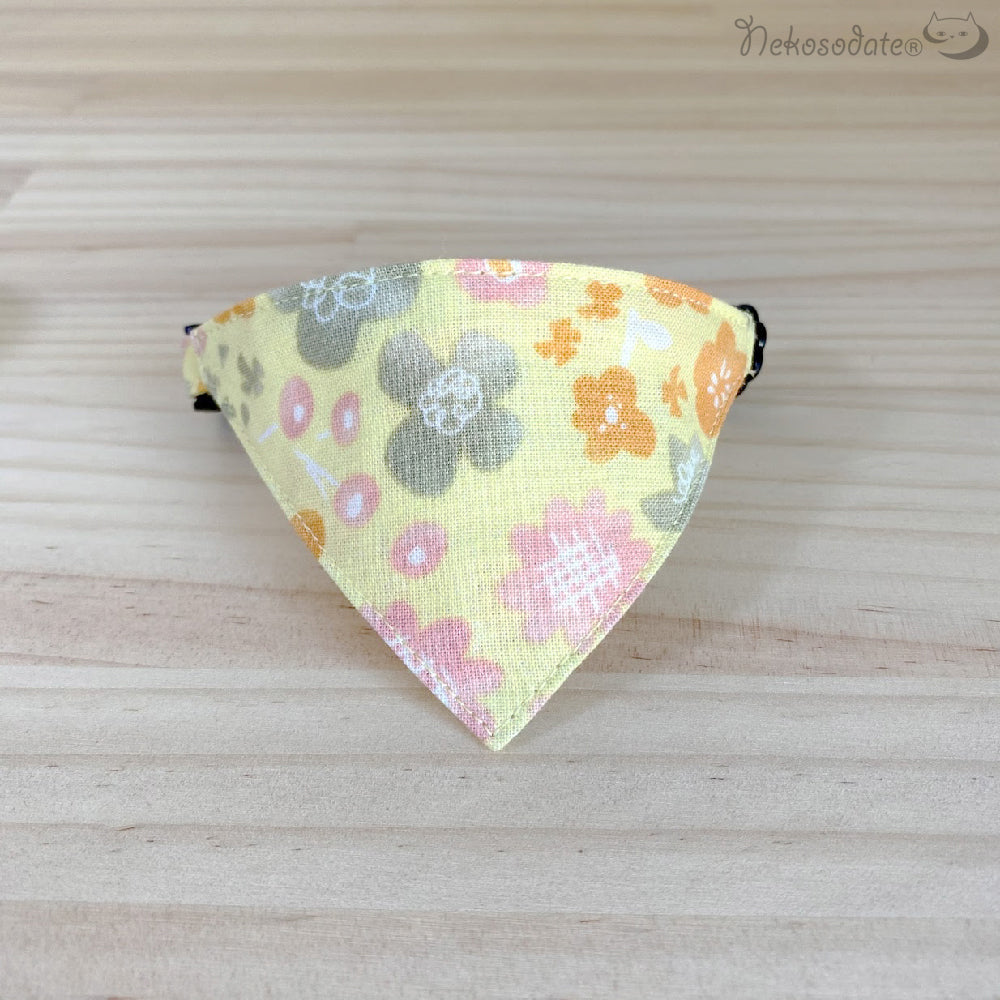 [Pastel flower pattern yellow] Serious collar, conspicuous bandana style / selectable adjuster cat collar