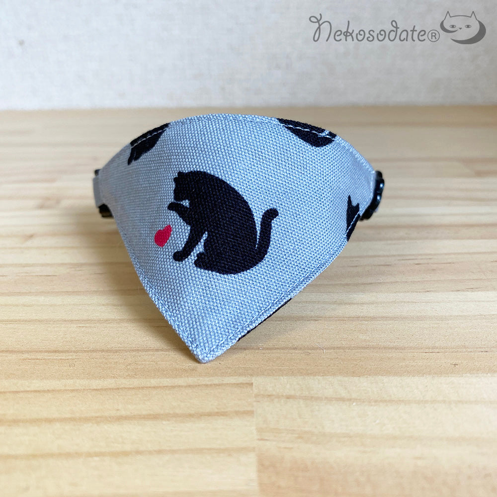 [Black cat heart pattern gray] Serious collar, conspicuous bandana style / selectable adjuster