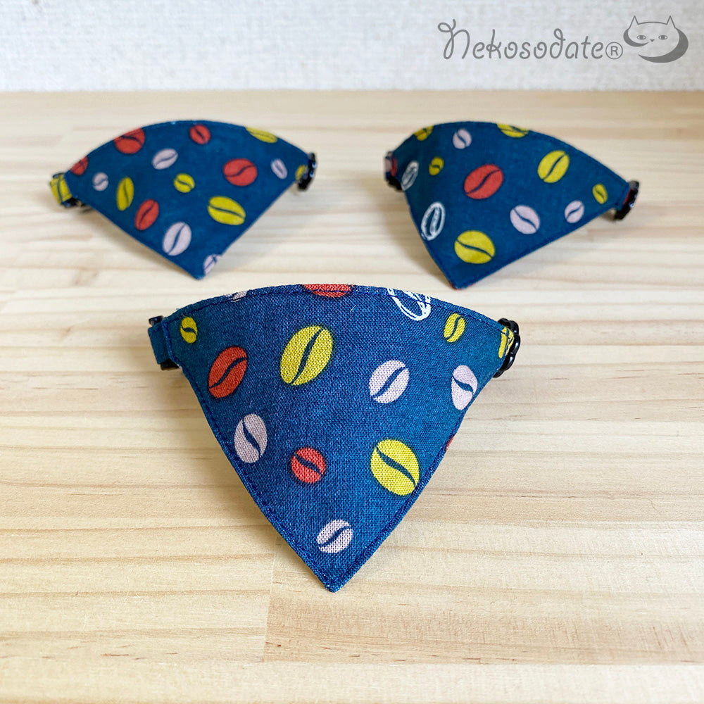 [Colorful coffee bean pattern navy] Serious collar, conspicuous bandana style / selectable adjuster