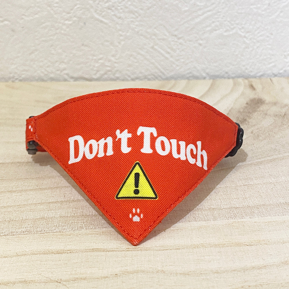 【Don't Touch柄レッド】まじめな首輪・目立つバンダナ風 裏に連絡先が書けるセルフニャン（注意喚起） 猫 首輪 セーフティ 安全バックル