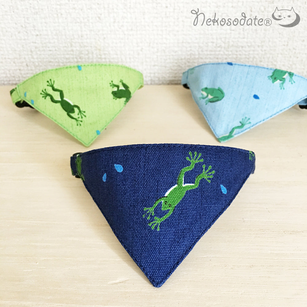 [Frog pattern navy] Serious collar, conspicuous bandana style / selectable adjuster cat collar