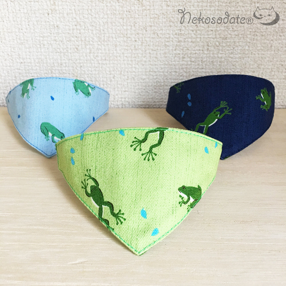 [Frog pattern blue] Serious collar, conspicuous bandana style / selectable adjuster cat collar